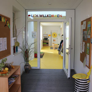 EG Eingangsbereich mit Info-Tafeln für Eltern